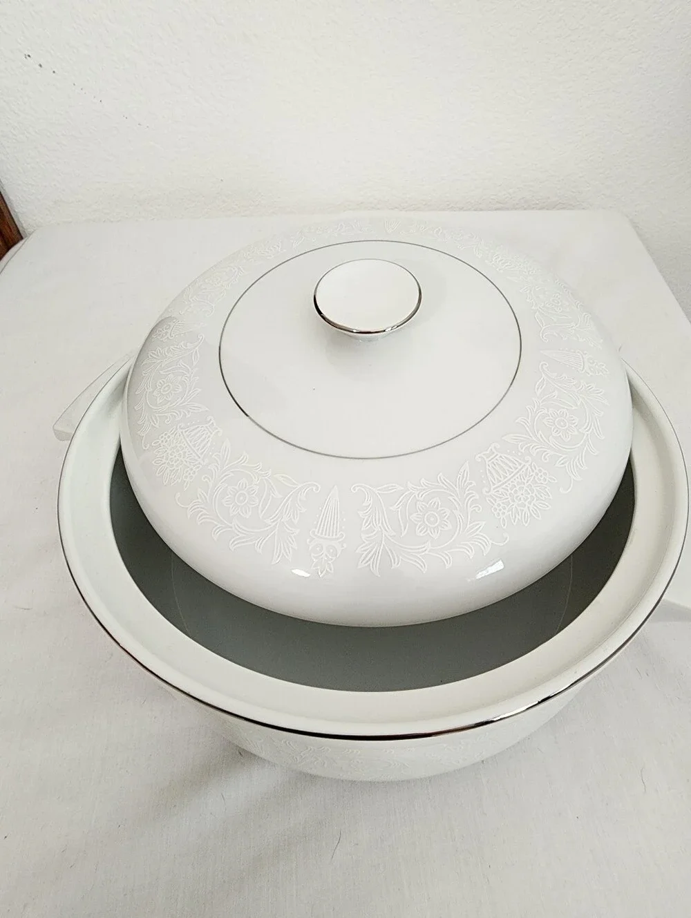 Crown Victoria Porcelain 2 Quart Round Covered Cassorole Dish Discontinued